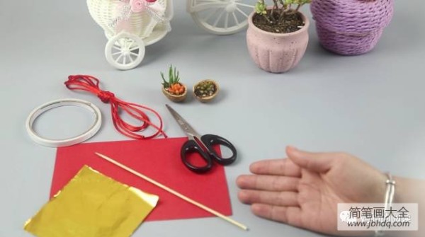 Make a bunch of firecrackers like this for your children during the Chinese New Year, it’s safe, fun and has a New Year flavor