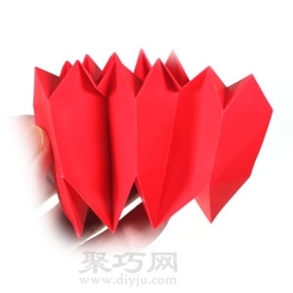 How to fold a heart-shaped spring. Use a piece of paper to fold a heart-shaped spring.