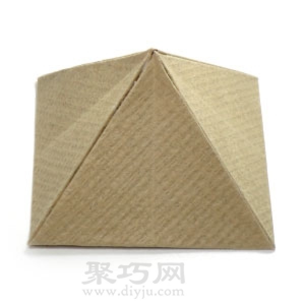 Illustration of how to fold a three-dimensional pyramid using A4 paper