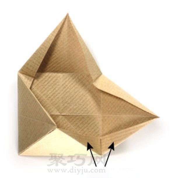 Illustration of how to fold a three-dimensional pyramid using A4 paper