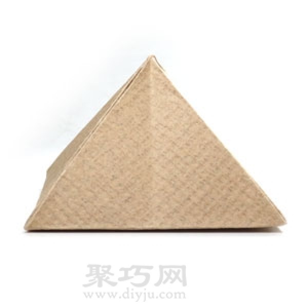 Illustration of how to fold a three-dimensional pyramid using A4 paper