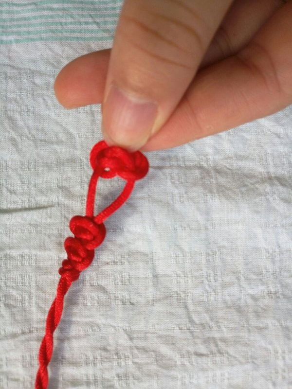 Illustrated tutorial on how to weave a Chinese knot red bean knot bracelet