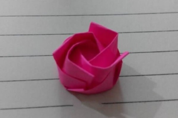 Don’t know what to give a gift for Valentine’s Day? Learn the simplest tutorial on folding roses