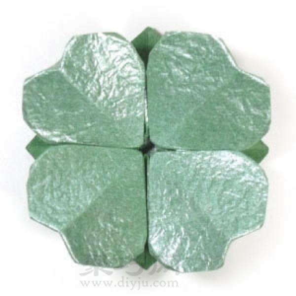 Illustration of steps to make three-dimensional four-leaf clover origami