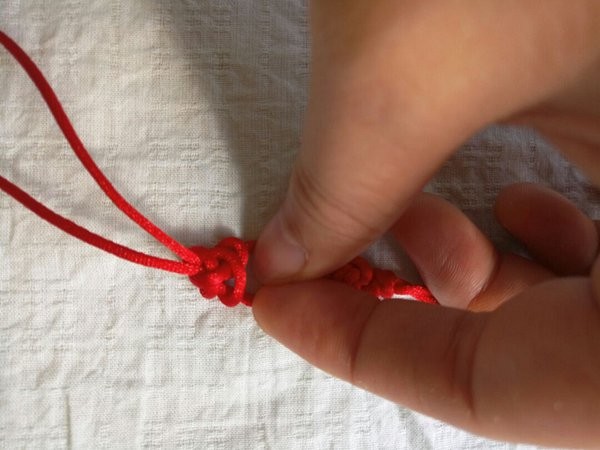 Illustrated tutorial on how to weave a Chinese knot red bean knot bracelet