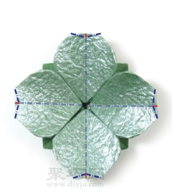 Illustration of steps to make three-dimensional four-leaf clover origami