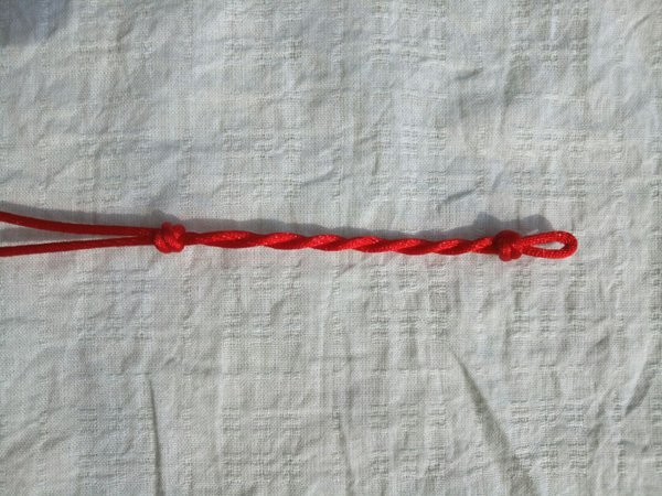 Illustrated tutorial on how to weave a Chinese knot red bean knot bracelet