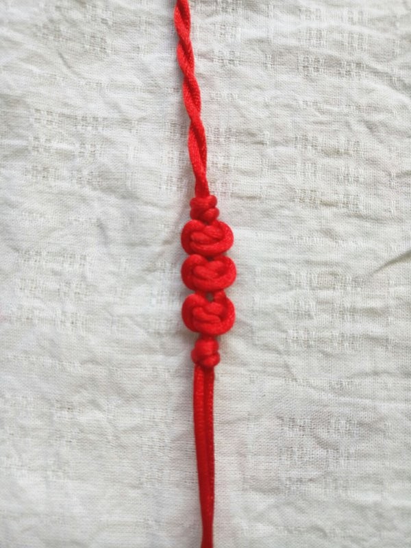 Illustrated tutorial on how to weave a Chinese knot red bean knot bracelet