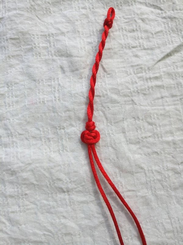 Illustrated tutorial on how to weave a Chinese knot red bean knot bracelet