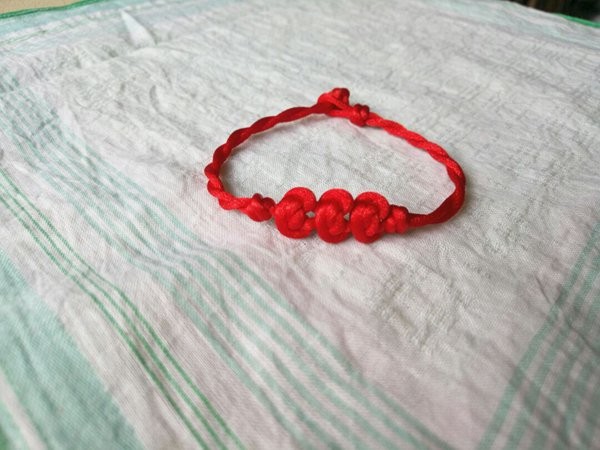 Illustrated tutorial on how to weave a Chinese knot red bean knot bracelet