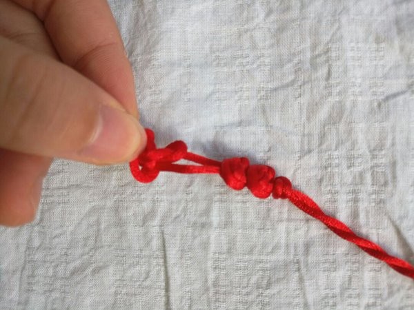 Illustrated tutorial on how to weave a Chinese knot red bean knot bracelet