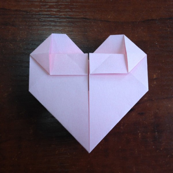 Simple and beautiful illustrated tutorial on how to fold a heart