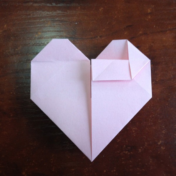 Simple and beautiful illustrated tutorial on how to fold a heart