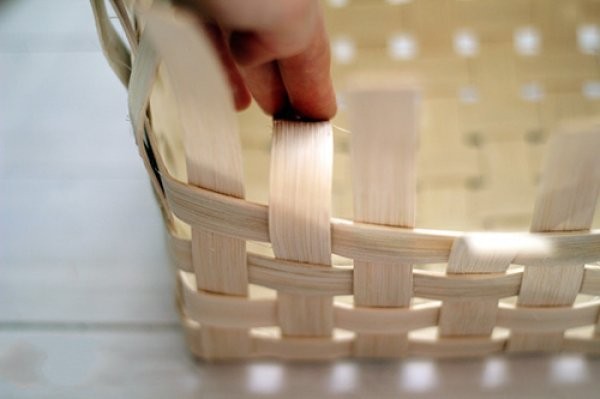 Traditional handicraft: DIY tutorial on rattan storage basket