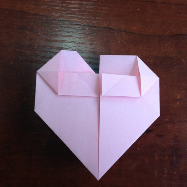 Simple and beautiful illustrated tutorial on how to fold a heart