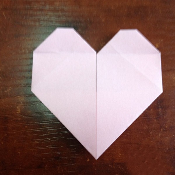 Simple and beautiful illustrated tutorial on how to fold a heart