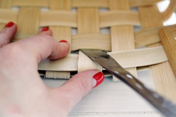 Traditional handicraft: DIY tutorial on rattan storage basket