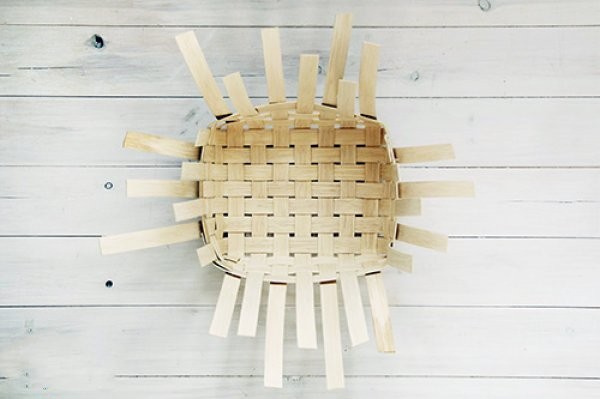 Traditional handicraft: DIY tutorial on rattan storage basket