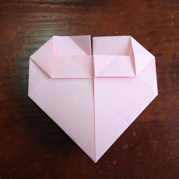 Simple and beautiful illustrated tutorial on how to fold a heart