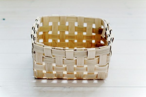 Traditional handicraft: DIY tutorial on rattan storage basket