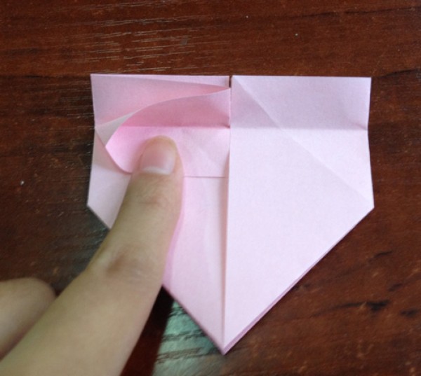 Simple and beautiful illustrated tutorial on how to fold a heart