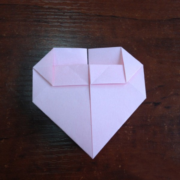 Simple and beautiful illustrated tutorial on how to fold a heart