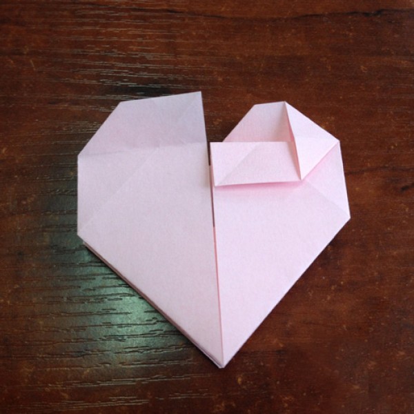 Simple and beautiful illustrated tutorial on how to fold a heart