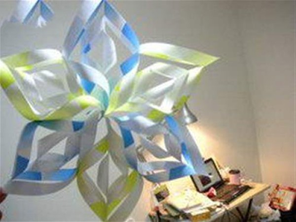 Easily fold out three-dimensional small stars that can be hung, simple and easy to learn