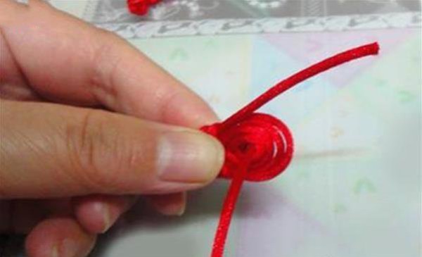 Tutorial on how to weave Chinese knot pipa buckle by hand