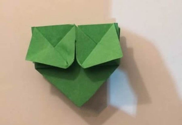 DIY hearts as gifts for Mother’s Day. Illustration of how to fold the hearts.