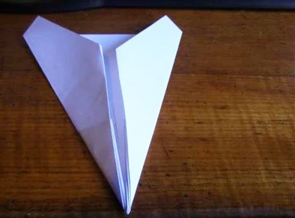 A childhood toy, a simple paper airplane folding method