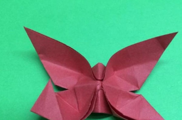 Illustrated tutorial on how to fold a swallowtail butterfly. Steps for folding a swallowtail butterfly.