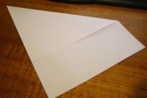 A childhood toy, a simple paper airplane folding method