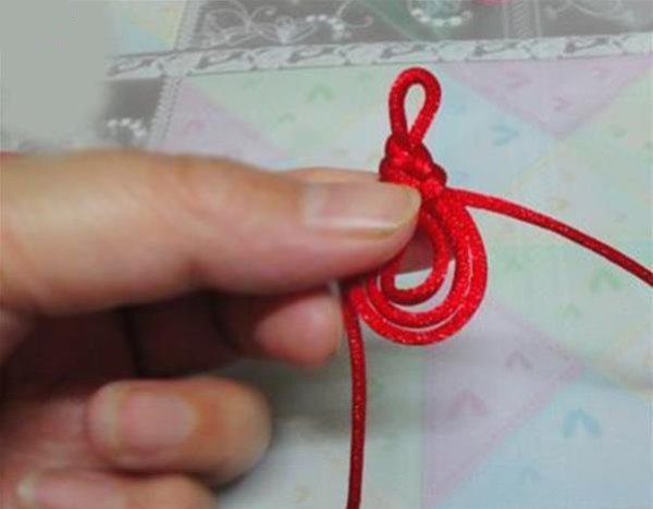 Tutorial on how to weave Chinese knot pipa buckle by hand