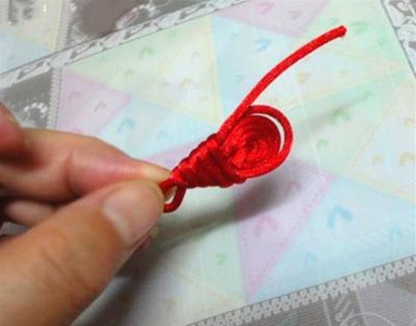 Tutorial on how to weave Chinese knot pipa buckle by hand