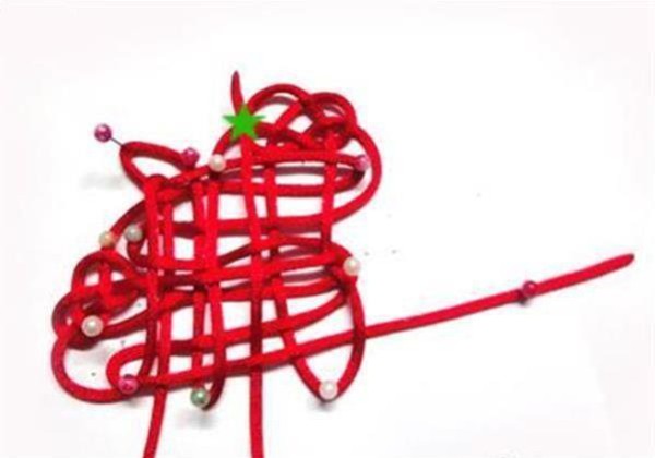 Illustrated tutorial on how to braid a Chinese knot bow