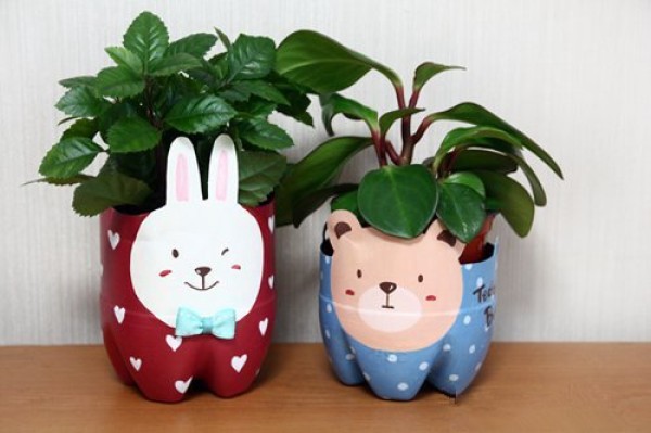 Illustrated tutorial for DIY cute bear potted plants from plastic bottles