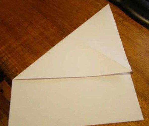 A childhood toy, a simple paper airplane folding method