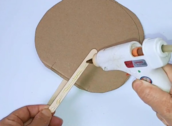 DIY from old cardboard boxes teaches you how to make a practical fan out of cardboard boxes