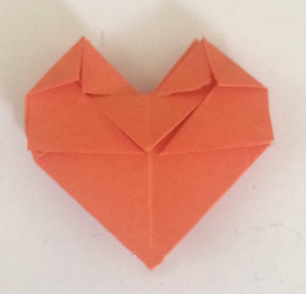 DIY hearts as gifts for Mother’s Day. Illustration of how to fold the hearts.