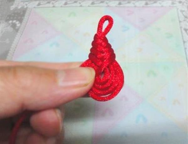 Tutorial on how to weave Chinese knot pipa buckle by hand