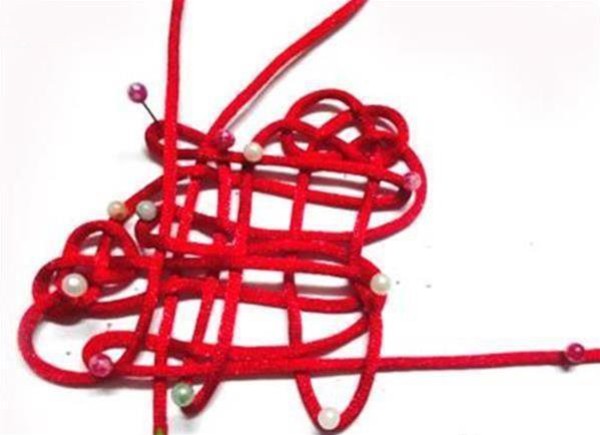 Illustrated tutorial on how to braid a Chinese knot bow