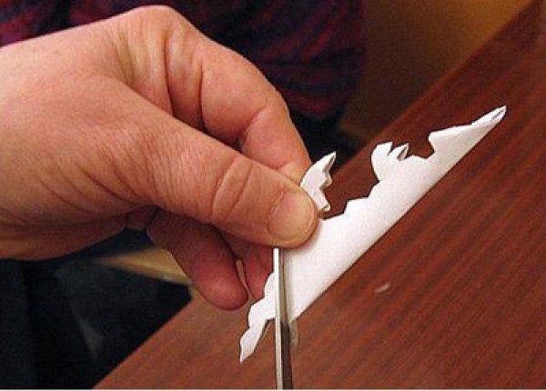 Illustration of the steps and methods of making romantic Christmas Eve snowflake paper-cutting