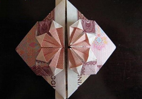 How to fold a heart full of love? Let’s take a look at the origami illustrations