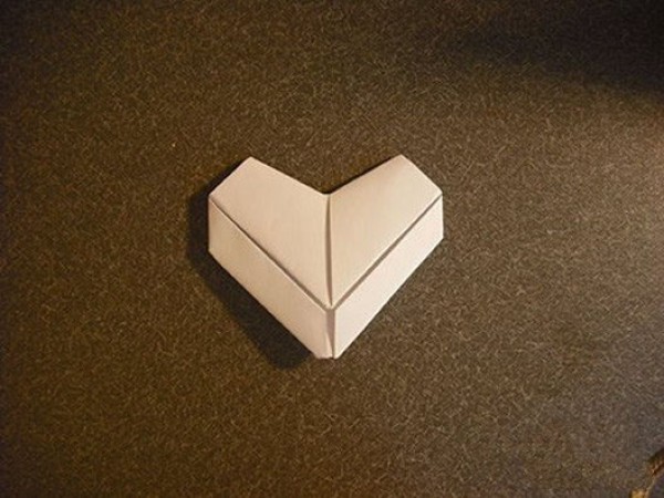 Illustrated tutorial on how to fold a three-dimensional heart