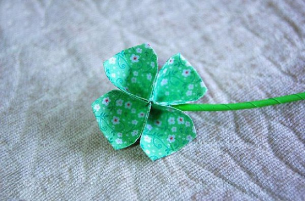 How to fold a three-leaf clover. Teach you how to fold a four-leaf clover.