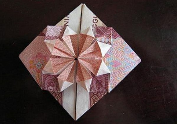 How to fold a heart full of love? Let’s take a look at the origami illustrations