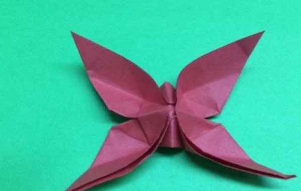 Illustrated tutorial on how to fold a swallowtail butterfly. Steps for folding a swallowtail butterfly.