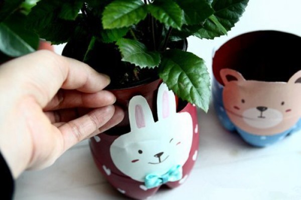 Illustrated tutorial for DIY cute bear potted plants from plastic bottles