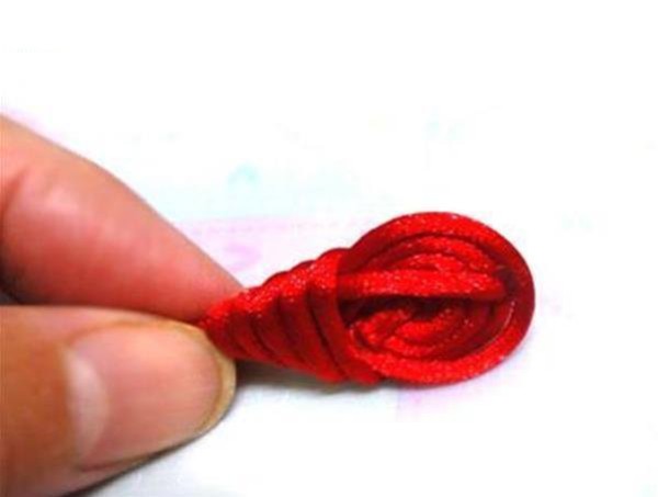 Tutorial on how to weave Chinese knot pipa buckle by hand